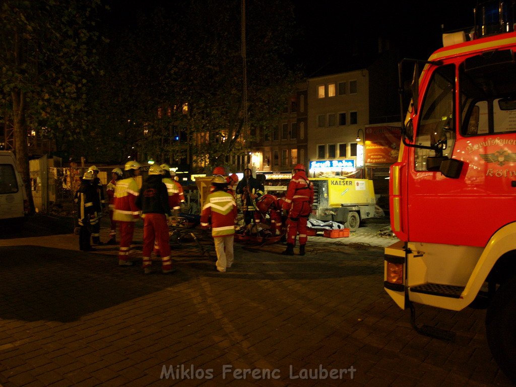 Einsatz BF Hoehenrettung Unfall in der Tiefe Person geborgen Koeln Chlodwigplatz   P36.JPG